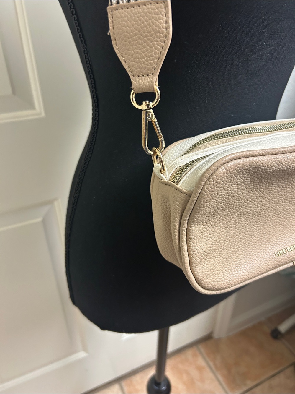 Like Dreams crossbody bag a pebbled vegan leather, guitar" style strap, Beige - Picture 3 of 11